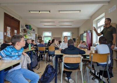 Une classe attentive aux explications de l'animateur.