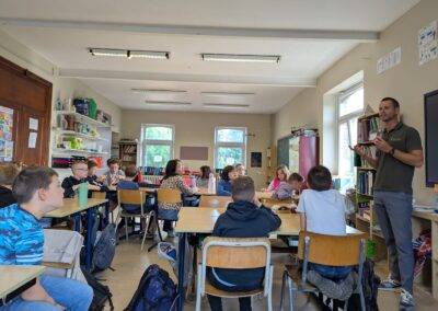 L'animateur apprend aux élèves de primaire comment lire l'étiquette sur un emballage.